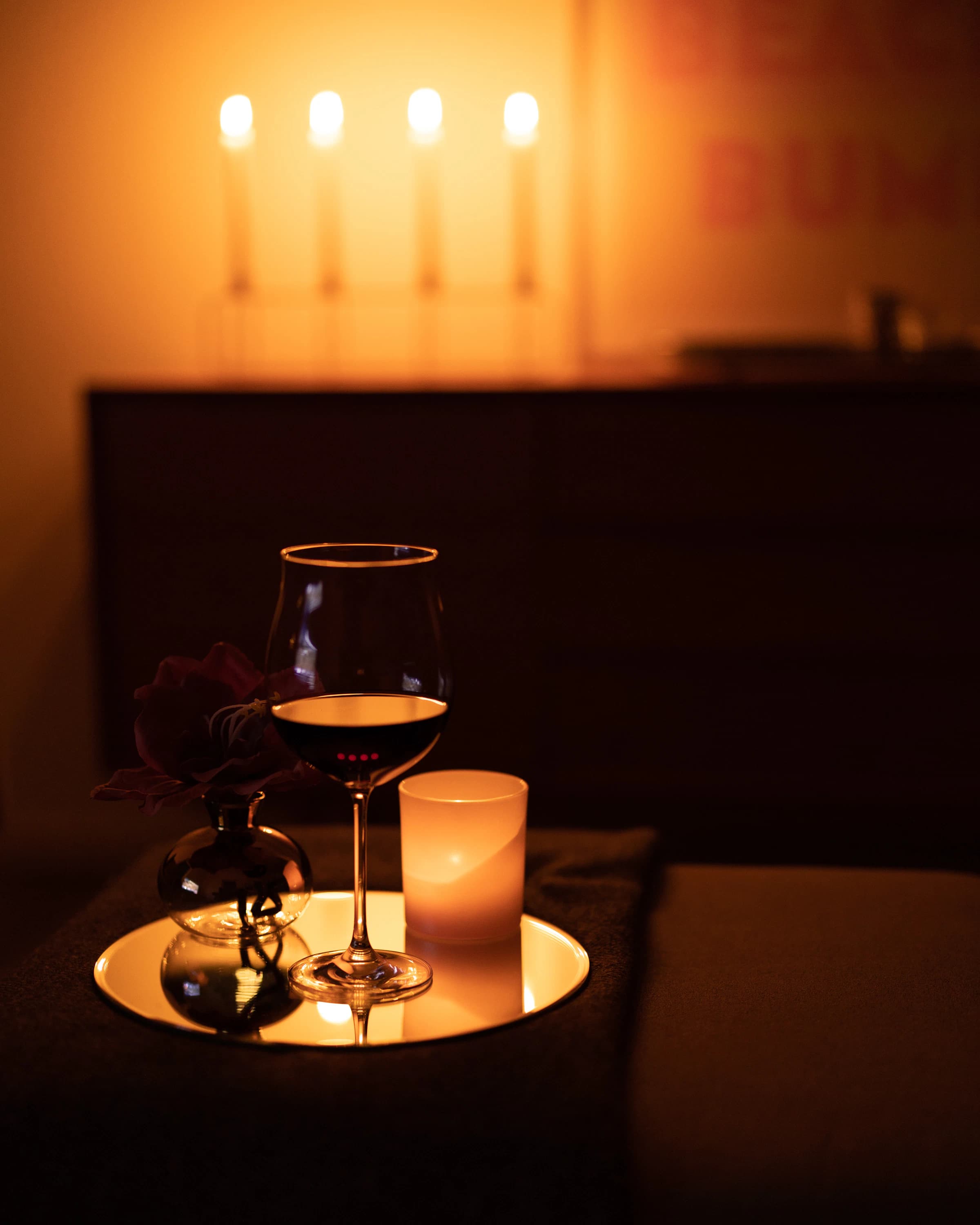 Glas Orange Wine vor weißem Hintergrund, klares Stillleben.