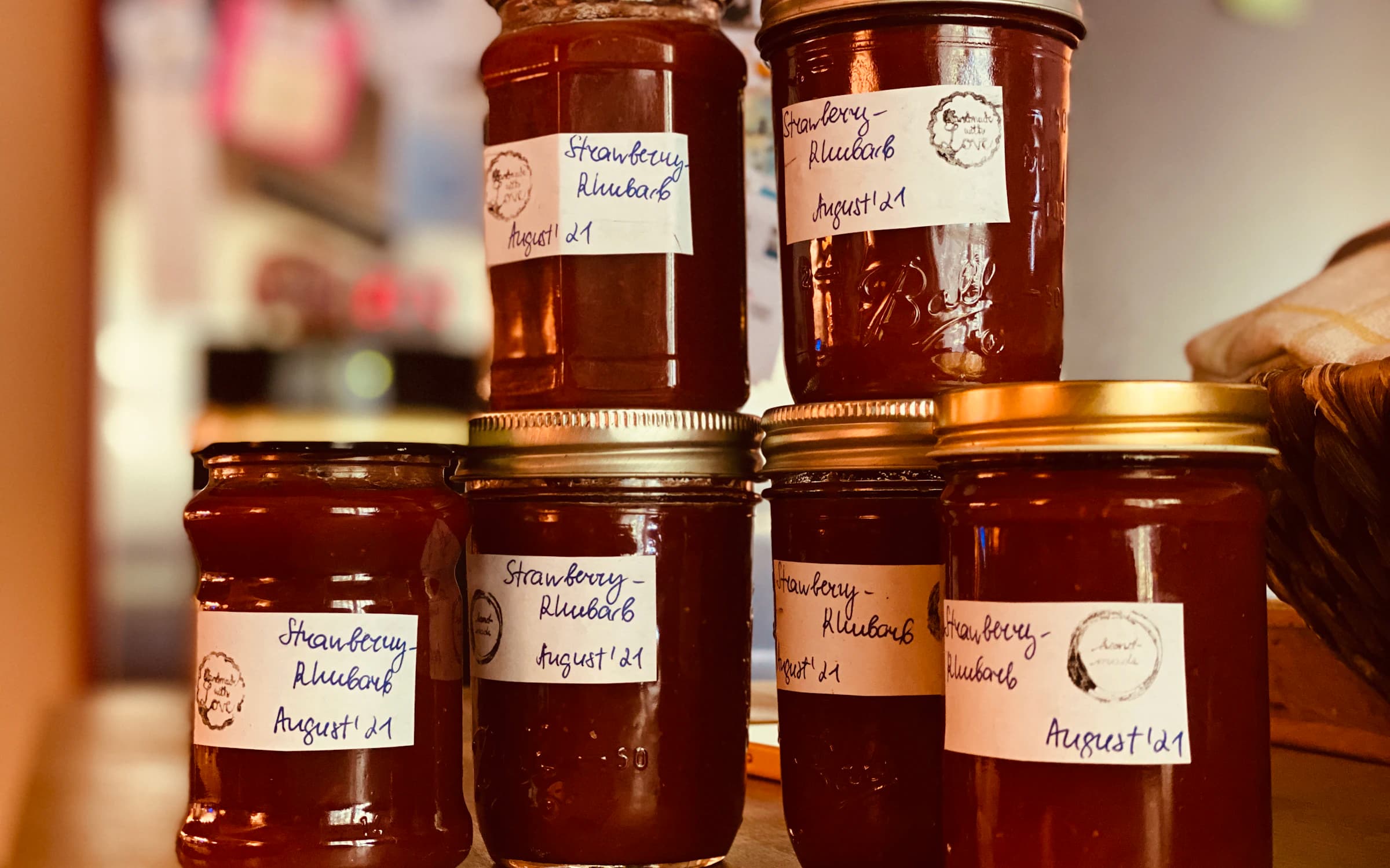 Drei Marmeladengläser nebeneinander, handgeschriebene Etiketten.