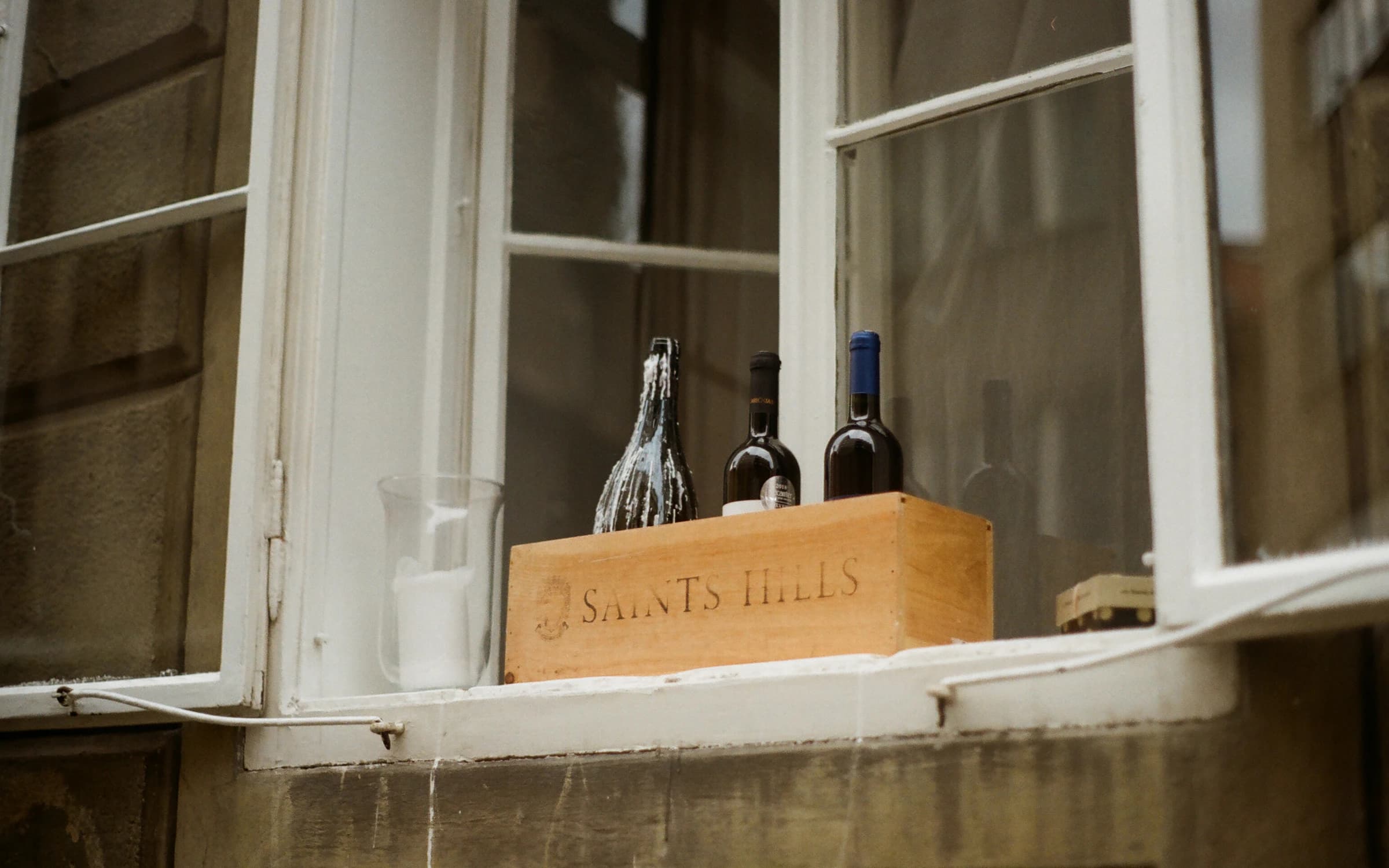 Geschenkverpacktes Wochenend-Paket mit Wein, Frühstücksbrett, Schlüssel.