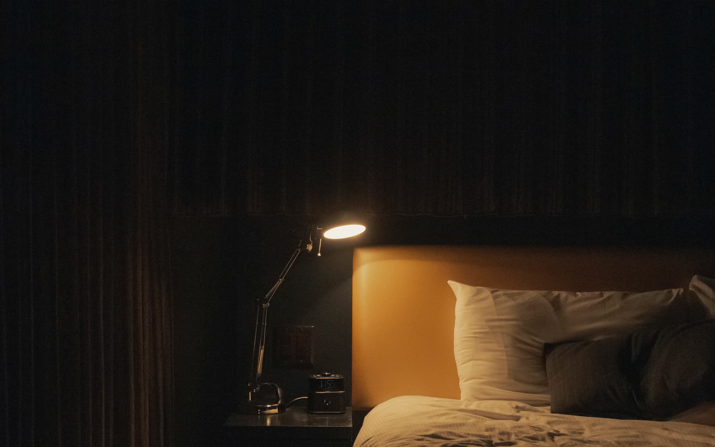 Schlafzimmer mit Doppelbett, Holzboden, Fenster mit Weinbergblick.