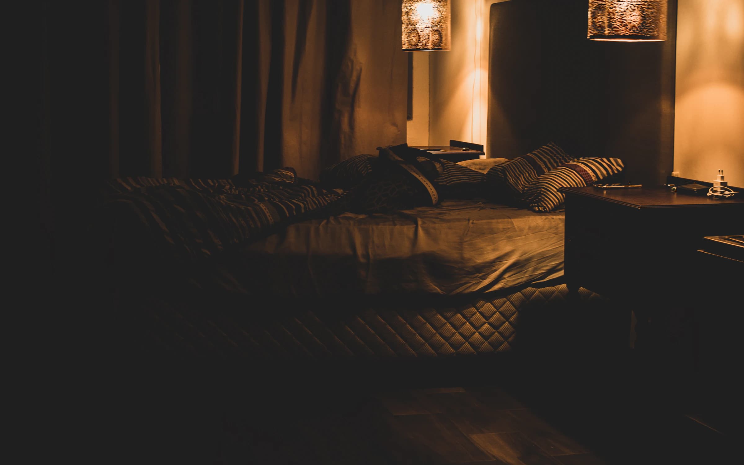Gemütliches Zimmer im ausgebauten Kellergewölbe, warmes Licht.